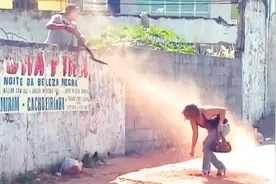 灰头土脸恶作剧，国外搞笑街拍，放上100当诱饵视频封面