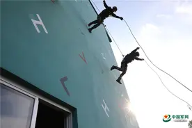 图集丨武警特战队员这样练就“飞檐走壁”硬功图片