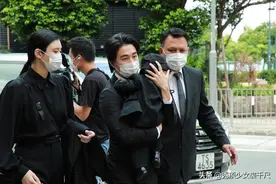 何猷君奚梦瑶怀抱儿子抵达赌王灵堂，窦骁现身陪伴女友何超莲图片