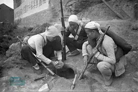 1944年抗战时期，边区八路军和民兵，武器是木制大炮和自制地雷图片