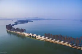 东湖对岸是磨山：这山不比那山高，此岸不比彼岸远图片