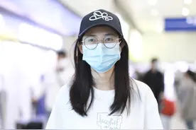 陈钰琪低调现身机场！白t牛仔率真不做作图片