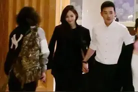 唐嫣披罗晋西装外套，两人牵手下班秀恩爱，这才是嫁给爱情的样子图片