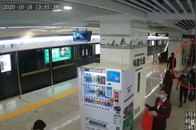 帅！５秒救两人图片