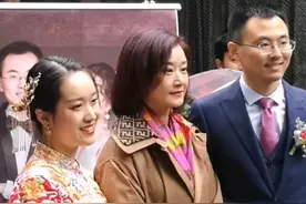 54岁宋祖英近照曝光，圆润出席婚礼身材发福，冯小刚也在现场图片