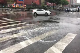 北京小雨淅淅沥沥，市民雨中通勤图片