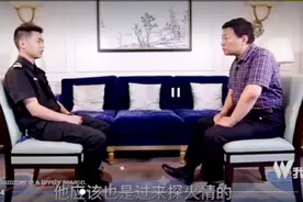《局面》王志安采访首先到达纵火案现场的保安，3疑点引人注意图片