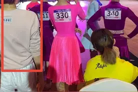 马伊琍全天陪女儿比赛，她裤子提太高好尴尬，12岁女儿侧脸扁平图片