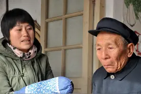 结婚后公公提出要儿媳回娘家住，儿媳提三个条件，公公沉默不语图片