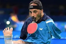 用嘴咬球拍，用脚发球，在他登场的那一刻就赢得了所有人的尊重图片