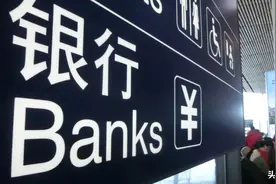 为什么银行的人，追着你办信用卡？办卡送礼物，到底有什么秘密？图片