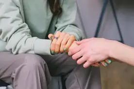 青春期女儿发飙：“你懂什么是尊重吗”教育中，忽略的这点很重要图片