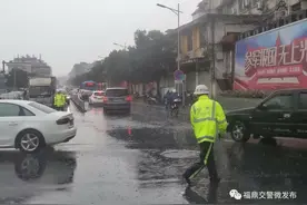 福鼎：致敬｜暴雨中指挥交通，这些身影是谁？图片