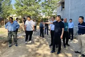 李永辉现场调度菏泽高新区农村通户道路硬化工作图片