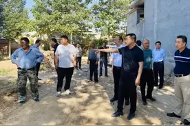 李永辉现场调度菏泽高新区农村通户道路硬化工作图片