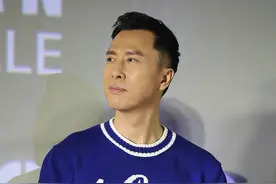 荷尔蒙爆棚！甄子丹穿蓝衣青春减龄，肌肉饱满man味足图片