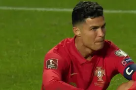 第90分钟被绝杀，1-2！葡萄牙无缘直通世界杯，C罗瘫坐，绝望落泪图片