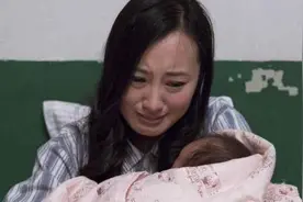 喂完孩子盘子空了，95后宝妈怒掀餐桌，丈夫反手就是一巴掌图片