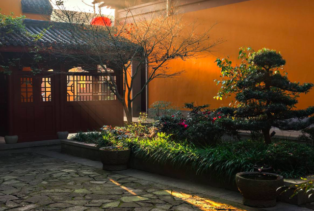 常建的这首山水诗，独具一格，读后令人心旷神怡