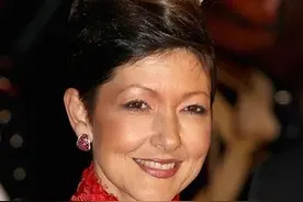 17年前，文雅丽离婚掏空前夫家底，同年玛丽嫁王储，签了4个协议图片