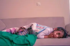 9岁小女孩每晚睡觉都被胶带封嘴，亲妈表示情非得已，实属无奈图片