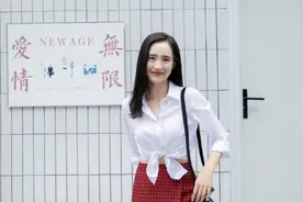 王智也是被低估的美女，白衬衣配红波点裙，优雅文艺哪像38岁图片