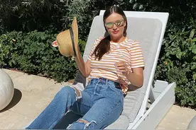 富太太米兰达可儿晒日光浴太惬意！穿破洞牛仔裤秀长腿，果然瘦了图片
