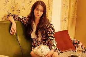 林允儿穿miumiu早春碎花裙清新甜美！搭配皮鞋，少女感十足图片