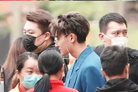 黄子韬金丝眼镜侧颜杀，蓝色西服套装精致优雅，撕漫男在线鲨人啦图片