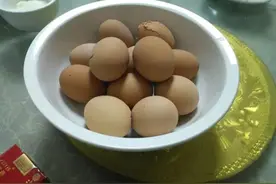 和婆婆去农村吃满月酒，随礼500元，菜上桌后，抠门婆婆：亏大了图片