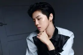 鹿晗最新合作单曲写真，经典黑白色系搭配狼奔头发型，高级感十足图片