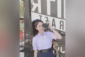 吴宣仪“重回”学生时代，穿粉紫色衬衫配百褶裙，尽显清纯活力图片