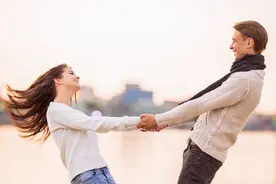 心理学：能被男人捧在手心的，都是那些有底气的女人图片
