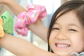 钟嘉欣为5岁女儿庆生，素颜出镜黑眼圈抢镜，Kelly紧搂妈妈萌态足图片