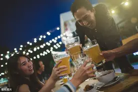 酒局上，领导说：“帮我买包烟”，傻子才去买，聪明人都这样做图片