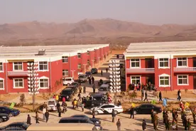 穷小伙去北京闯荡当上大企业家，拿出八千万建设家乡，全村人免费住上别墅图片