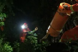 ​这事全村都知道了！醉酒男子不慎掉入山涧 惊动消防到场救援图片