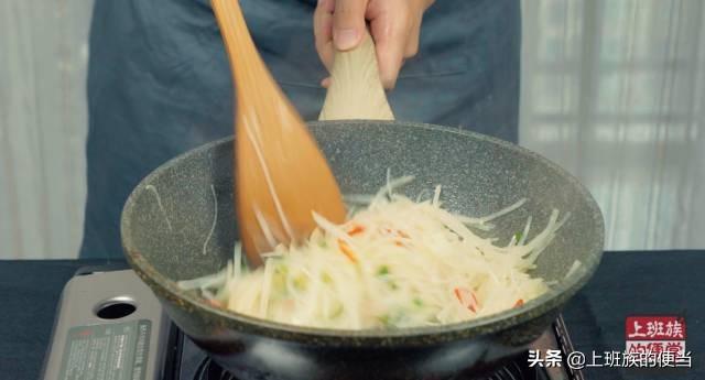 怎样把土豆丝炒的又香又脆？只需一点小技巧，味道比饭店还好吃