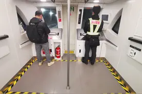 上海轨交15号线开放式无人驾驶室出圈“司机视角”成打卡点图片