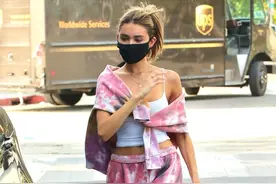 麦迪逊-比尔穿晕染运动装活力足，花式穿外套秀小蛮腰图片