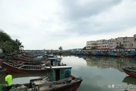 休渔期渔民都在干啥？男人修补渔网很贤惠，女人持家悠闲度日图片