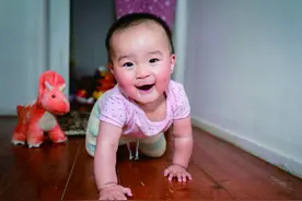 为什么小孩有路不走，非要钻桌底？动作背后的秘密家长要知道图片