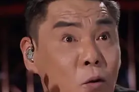 53岁屠洪刚央视京剧表演，脸憋通红眼有泪花，撒贝宁在旁神配合图片