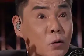 53岁屠洪刚央视京剧表演，脸憋通红眼有泪花，撒贝宁在旁神配合图片