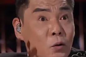 53岁屠洪刚央视京剧表演，脸憋通红眼有泪花，撒贝宁在旁神配合图片