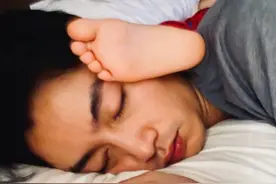 陈妍希晒老公熟睡照，儿子脚丫放在脸上，网友：睡着了还这么帅图片