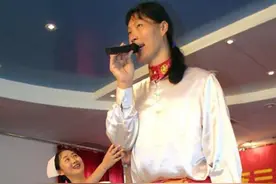 安徽“女巨人”：23岁身高2米4，比姚明还高，要穿78码的定制鞋子图片