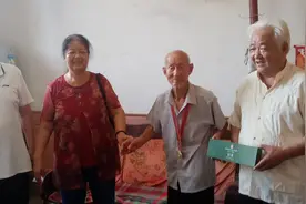 「聚大荔」大荔家忆博物馆和书法家、爱心志愿者慰问模范退伍军人图片