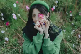 陈小纭路边繁花写真图片
