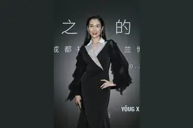 温峥嵘的身材太瘦了，虽然精气神还很足，但也有点撑不起来长裙图片